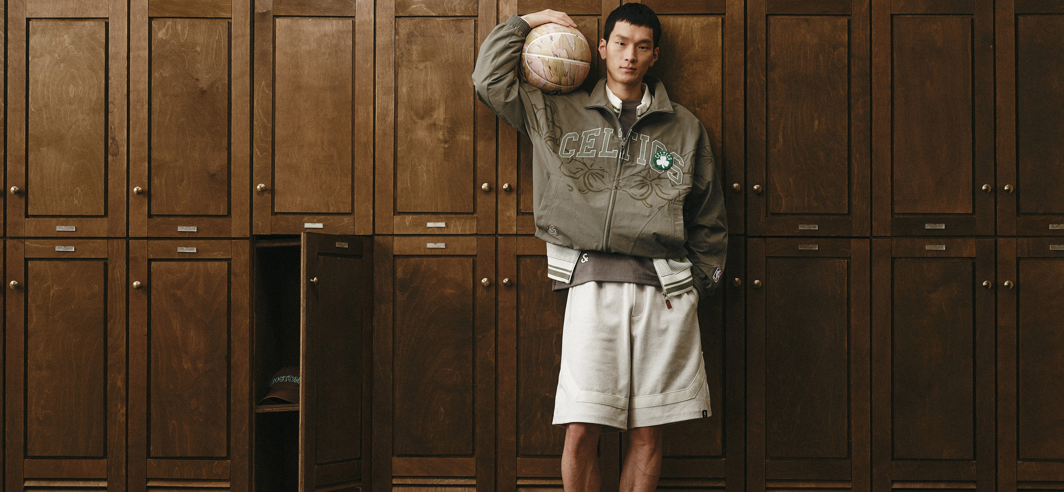 JACK & JONES 杰克琼斯 × NBA 官方联名服饰系列 联名属性：正版 NBA 球队 IP 授权，融合美式篮球文化与都市男装剪裁 产品品类：卫衣、牛仔外套、T 恤、针织、休闲裤、棒球帽等全场景男装单品 设计细节：球队队徽刺绣 / 印花、NBA 经典 logo 标识、撞色球服线条、复古做旧水洗工艺、宽松微阔篮球版型 风格定位：街头潮流 + 日常通勤双适配，兼顾运动松弛感与都市穿搭质感 面料工艺：亲肤棉感、透气针织、耐磨牛仔布，适配秋冬 25AW 季节穿搭需求 受众人群：年轻男性、篮球爱好者、潮流穿搭人群、球迷日常出街穿搭 品牌底蕴：依托杰克琼斯 35 年男装设计功底，平衡运动热血与日常实穿性