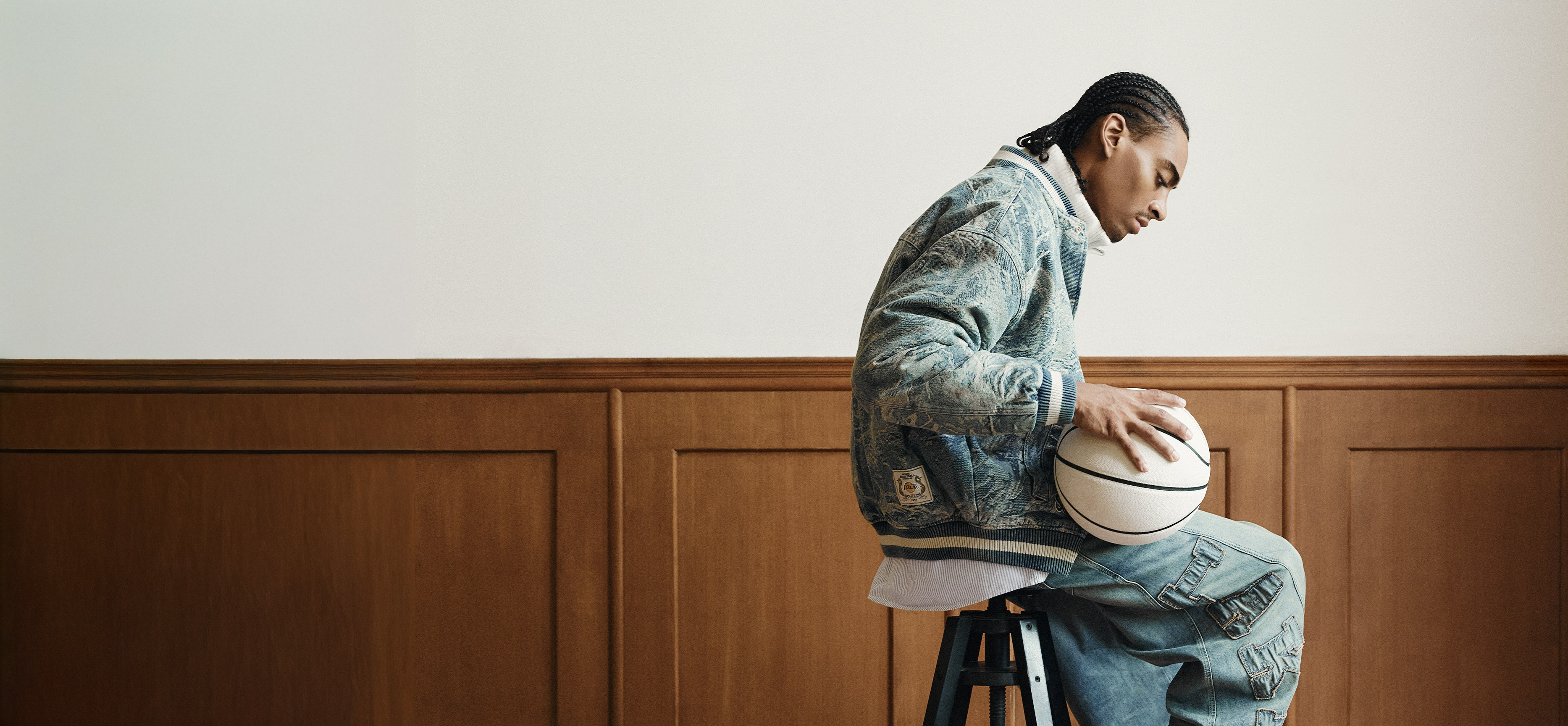 JACK & JONES 杰克琼斯 × NBA 官方联名服饰系列 联名属性：正版 NBA 球队 IP 授权，融合美式篮球文化与都市男装剪裁 产品品类：卫衣、牛仔外套、T 恤、针织、休闲裤、棒球帽等全场景男装单品 设计细节：球队队徽刺绣 / 印花、NBA 经典 logo 标识、撞色球服线条、复古做旧水洗工艺、宽松微阔篮球版型 风格定位：街头潮流 + 日常通勤双适配，兼顾运动松弛感与都市穿搭质感 面料工艺：亲肤棉感、透气针织、耐磨牛仔布，适配秋冬 25AW 季节穿搭需求 受众人群：年轻男性、篮球爱好者、潮流穿搭人群、球迷日常出街穿搭 品牌底蕴：依托杰克琼斯 35 年男装设计功底，平衡运动热血与日常实穿性