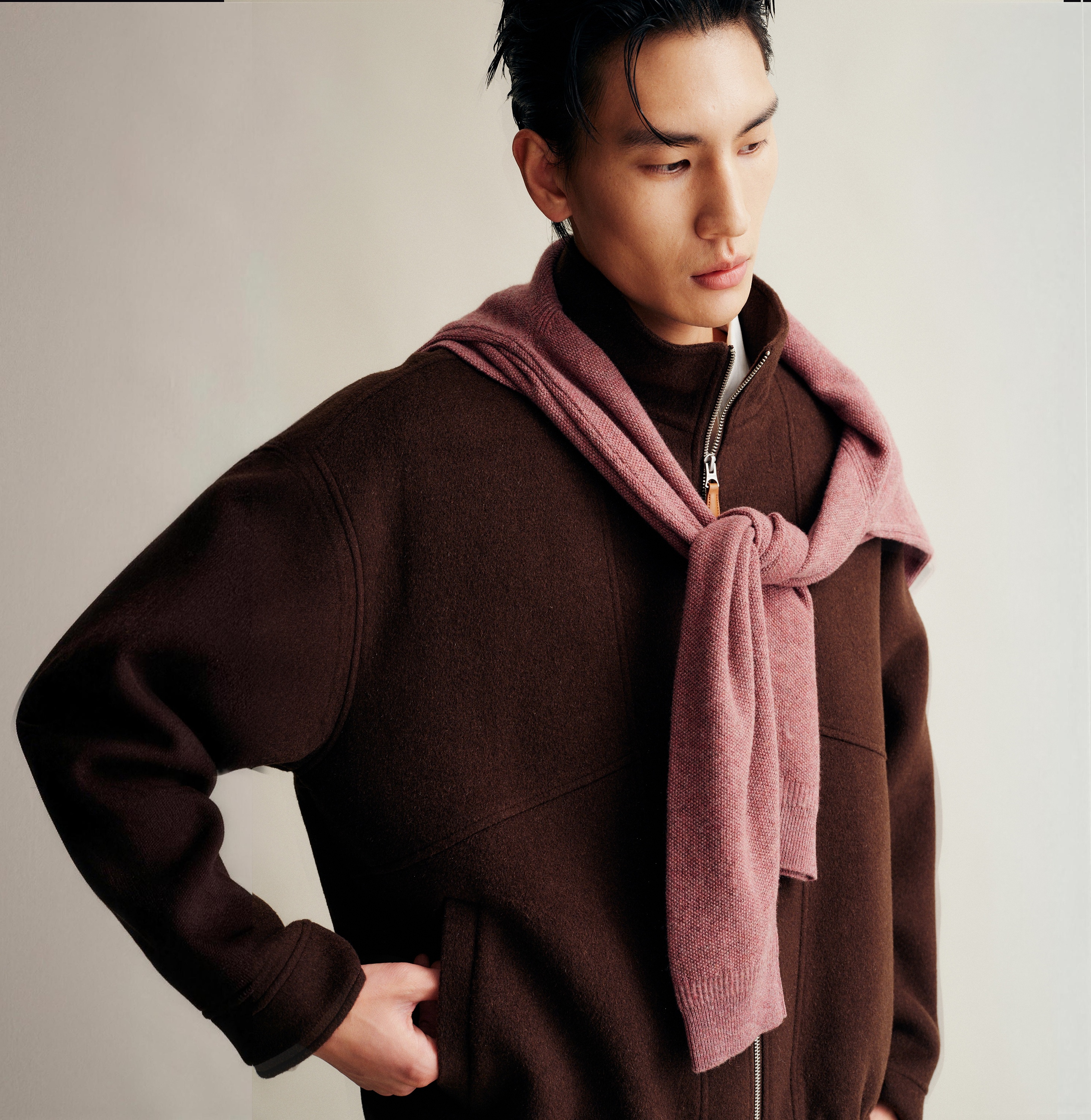 JACK & JONES SMART 系列面向现代都市男性,以利落剪裁、精致面料与摩登设计为核心,将简约美学与实穿需求融入男士日常着装。从线条利落的外套到兼顾质感与舒适度的针织、裤装,以简洁设计和细节处理,呈现兼具精致感与现代气息的都市风格,让商务通勤与日常穿搭自然衔接。